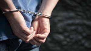 Akılalmaz sapıklık Tuvaletten delik açtı, komşusunun banyosunu izledi