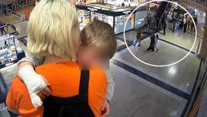 AVMde dehşet anları 3 yaşındaki çocuğun parmağı yürüyen merdivende koptu