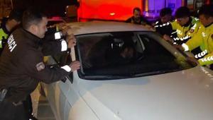 Polis sızan sürücüyü uyandırmak için aracı beşik gibi salladı
