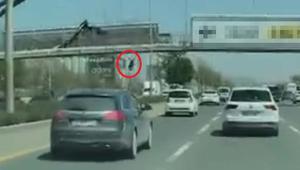 Ankarada feci olay: Afiş asarken üst geçitten düşüp, otomobilin altında kalarak öldü