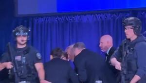 Donald Trumpa Washingtonda saldırı ABD Başkanı Gizli Servis tarafından salondan çıkarıldı