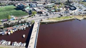 Yer: İstanbul Gölün rengi kırmızıya büründü: Çevre sakinleri tedirgin
