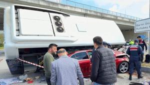 Bartın’da feci kaza Halk Otobüsü otomobilin üzerine devrildi: Çok sayıda yaralı var
