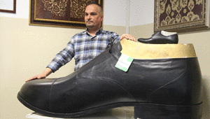 Türkiyenin giyilebilir en büyük ayakkabısı ortaya çıktı Tam 222 numara