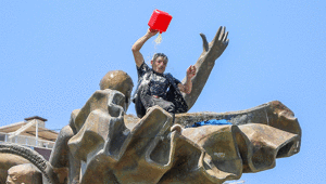 Antalyada şok görüntü Anıta çıkıp üzerine benzin döktü, dans etti: Yakacağım kendimi