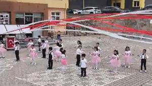 Okul bahçesinde feci olay Öğretmenin üzerine tabela düştü