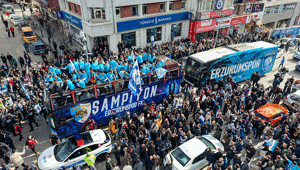 Erzurumspor taraftarıyla şampiyonluk turu attı