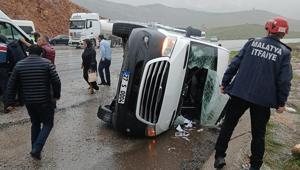 Malatya’da yolcu minibüsü devrildi: 12 yaralı