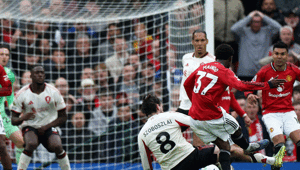 Premier Ligde nefes kesen maçta Manchester United, Liverpoolu devirdi