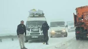 En kısa yol çileye dönüştü Mayıs ayında kar geçit vermedi, yolda kaldılar