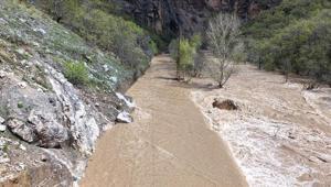 Tunceli’de Munzur Nehri taştı Kara yolu sulara gömüldü, ulaşım durdu