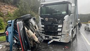 TIR karşı şeride uçtu, ortalık savaş alanına döndü 1 ölü, 5 yaralı