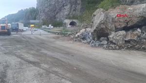 Artvinde heyelan paniği Dev kaya parçaları yolu kapattı