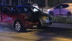 Bursada otomobil, kırmızı ışıkta bekleyen otomobile çarptı 3 yaralı