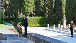 Azerbaycan’da Haydar Aliyev için anma töreni Binlerce kişi Fahri Hiyaban’a akın etti