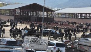 Van’daki hayvan pazarında ortalık savaş alanına döndü Silahlı kavga faciayla bitti: 1 ölü, 13 yaralı