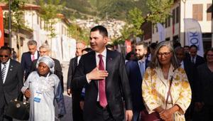 Bakan Kurum, mevkidaşlarına Asrın İnşa Seferberliği’ni Hatay sokaklarında anlattı