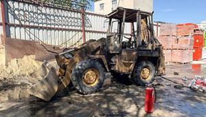 Yer: Küçükçekmece Park halindeyken yanan iş makinesi kullanılamaz hale geldi