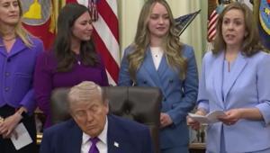 Beyaz Saraydaki görüntü gündem oldu Trump, kameralar önünde uyuyakaldı