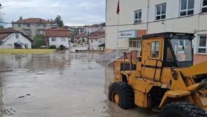 Samsunda sağanak etkili oldu Yollar göle döndü, araçlar sele kapıldı