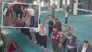 Namazda kalp krizi geçirdi, imdadına imam yetişti Dehşet anları kamerada