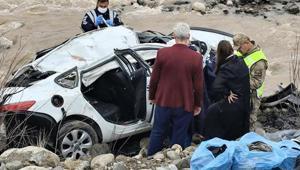 Erzincan’da korkunç kaza Otomobil dereye uçtu: 2 kişi öldü, 1 kişi ağır yaralı