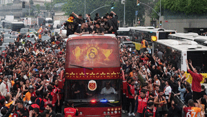 Galatasaray üst üste 4. şampiyonluğunu kutluyor Futbolcular liseden stada otobüsle gidecek