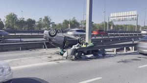 Küçükçekmecede otomobil bariyerlere çarparak takla attı