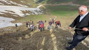 Yer: Yüksekova 100 metrelik uçurumda can pazarı: Ölü ve yaralılar var