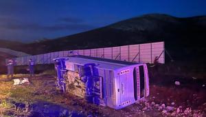 Maç dönüşü korkunç kaza Taraftarları taşıyan midibüs devrildi: 3’ü ağır 25 yaralı