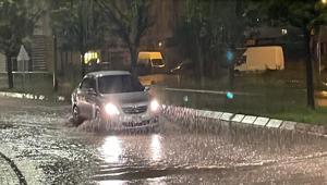 Meteoroloji uyarmıştı Kayseride sağanak yağış Yollar göle döndü
