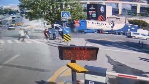 İstanbul’da görevi başındaki kadın polise minibüs çarptı Kaza anı kamerada