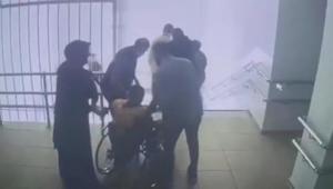 Malatya’daki depremde yürekleri ısıtan anlar Görme engelli öğrenciyi kucaklarında taşıdılar