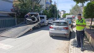 Antalyada okul önündeki motosikletli akrobasi pahalıya patladı Ehliyetsiz sürücüye ceza yağdı