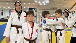 İzlerken taktik verdiği torununu judoda Türkiye üçüncüsü yaptı: 60ından sonra antrenör oldu