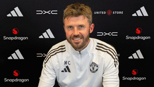 Manchester United, Michael Carrick ile sözleşme uzattı