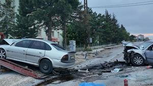 Niğdede feci kaza İki otomobil hurdaya döndü: 2 ölü, 2 yaralı