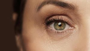 Göz altı morluklarına doğal destek Yeşil çay ve jojoba yağıyla evde bakım