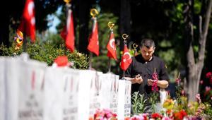 Şehit aileleri Kurban Bayramının ilk günü Edirnekapı Şehitliğini ziyaret etti
