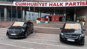 CHP Genel Merkezi önünde Özgür Özel’in makam araçları satışa çıkarıldı Plaka ve üzerlerini yazı dikkat çekti