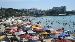 Kuşadası’nda oteller doldu, plajlarda adım atacak yer kalmadı Nüfus 1 milyona dayandı