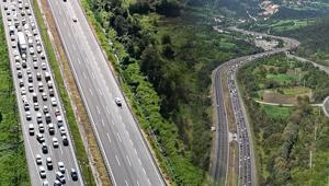 Bayram tatili dönüşü trafik çilesi Bolu geçişinde uzun araç kuyrukları