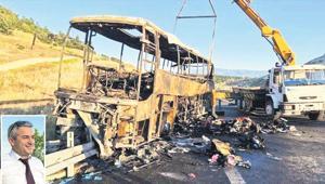 Otobüs bariyerlere çarpıp yandı: 8 kişi hayatını kaybetti Kapı boşluğunda can verdiler