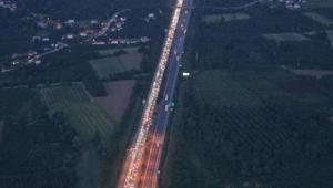 Bayram sonrası İstanbul yolunda trafik adım adım ilerliyor Hız 20 kilometreye düştü