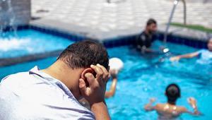 Deniz ve havuz sonrası bu belirtilere dikkat Yüzücü kulağı nedir