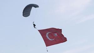 Kapadokyada JÖAK paraşüt timi sıcak hava balonundan atladı