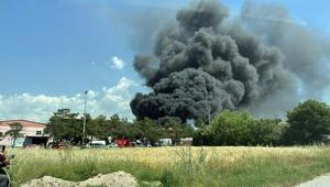 Kauçuk fabrikasında korkutan yangın Siyah dumanlar kilometrelerce uzaktan görüldü