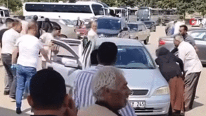 Aralarında husumet bulunan iki aile cenazade karşılaştı Bu nasıl çatışma Yat, yat, yat...