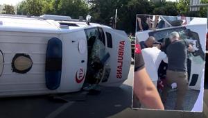 SON DAKİKA | Kağıthanede motosikletle çarpışan ambulansta can pazarı Kazada 3ü sağlık çalışanı 4 yaralı var
