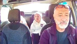 Ne annesi ne kendi farkındaydı Taksici, dikiz aynasından tehlikeyi anladı... Dörtlüleri yaktı, hastaneye gitti